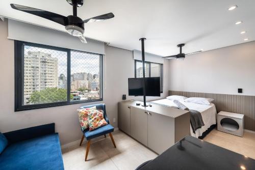 1 dormitorio con 1 cama, escritorio y TV en AAQ914 Estúdio Elegante no Coração da Bela Vista, en São Paulo