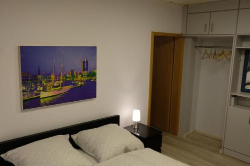 Giường trong phòng chung tại Ruhige Wohnung im Westen Hamburgs