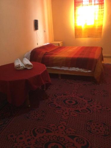 een hotelkamer met 2 bedden en een rode loper bij Habitation Dunes merzouga in Merzouga