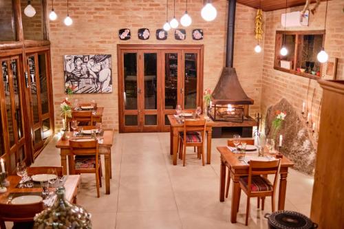 Ein Restaurant oder anderes Speiselokal in der Unterkunft Pousada Teto do Cafundó 