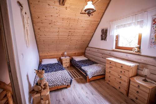 um quarto com 2 camas e uma janela em LESZCZYNOWY STOK em Lutowiska