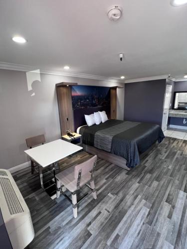 una camera d'albergo con letto e tavolo di Paradise Inn a Montebello