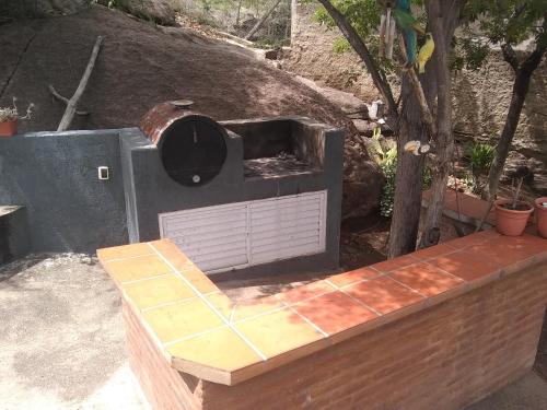 un horno al aire libre sobre una mesa en Piedra de luna en Villa Carlos Paz