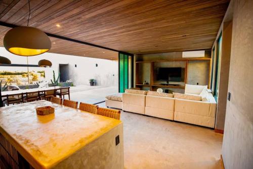 哥德普洛谷的住宿－Casa Malbec, Valle de Guadalupe，客厅配有沙发和桌子