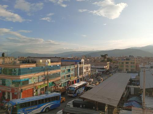 une ville avec des bus garés dans un parking dans l'établissement Hostal Puertas Del Sol, à Riobamba