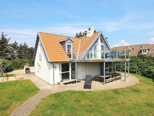 duży biały dom z pomarańczowym dachem w obiekcie 10 person holiday home in Bl vand w mieście Blåvand