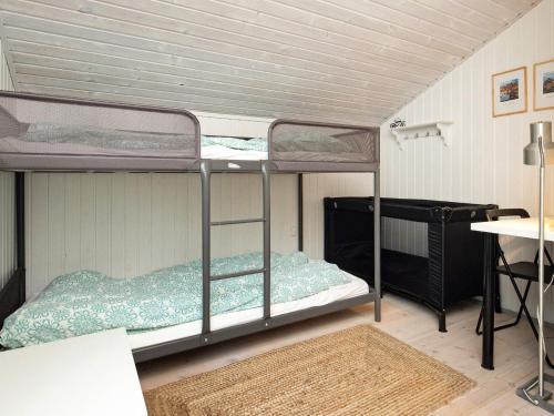 Habitación con 2 literas y escritorio. en Holiday home Ålbæk XXVIII, en Ålbæk