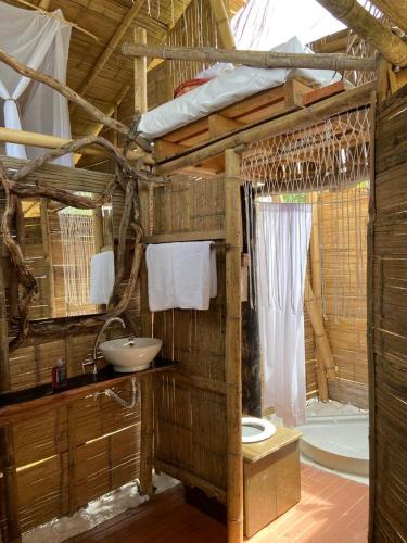 a bathroom with a sink and a toilet and a tub at biohotel tatacoa Qji in Villavieja