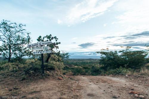 a sign on the side of a dirt road at biohotel tatacoa Qji in Villavieja