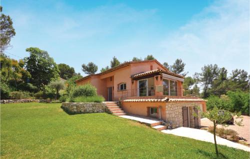 une maison avec une cour verdoyante devant elle dans l'établissement Nice Home In Roquefort Les Pins, à Roquefort-les-Pins