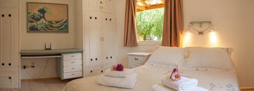 ein Schlafzimmer mit einem Bett mit zwei Handtüchern darauf in der Unterkunft Cabaña Le Betulle in San Martín de los Andes