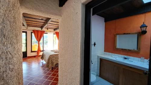 Postel nebo postele na pokoji v ubytování Hotel Bahia Atitlan