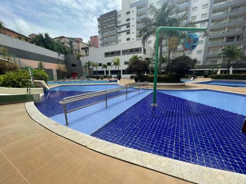 Bazén v ubytování Flat 405 - Condomínio Veredas do Rio Quente - Diferenciado com ar na sala e no quarto nebo v jeho okolí