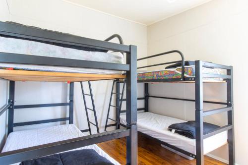 um quarto com 2 beliches num quarto em Silversands Beach House em Berrara