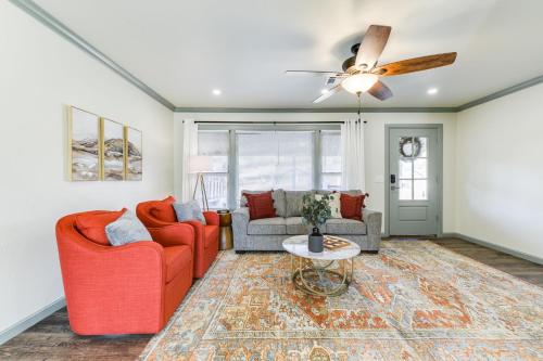 A seating area at Cozy 3 bed 2 bath Cottage Near Nichols Hills