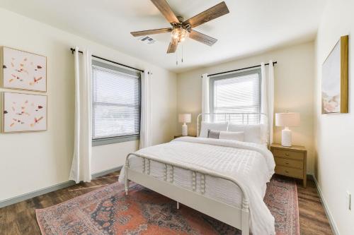 Cozy 3 bed 2 bath Cottage Near Nichols Hills في مدينة اوكلاهوما: غرفة نوم بسرير ومروحة سقف