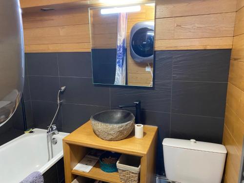 a bathroom with a bowl on a table next to a toilet at ∞ Hyper centre ∞ La marmotte ∞ petit T2 ∞ entrée24h/24 ∞ près ski/cure ≈AX-LES-THERMES≈ wifi ∞ in Ax-les-Thermes