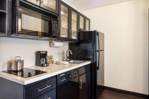 Dapur atau dapur kecil di Sonesta Simply Suites Detroit Ann Arbor