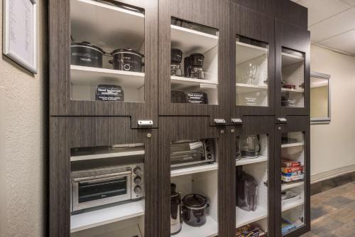 un armario de cocina con puertas de cristal y microondas en Sonesta Simply Suites Nashville Brentwood, en Brentwood