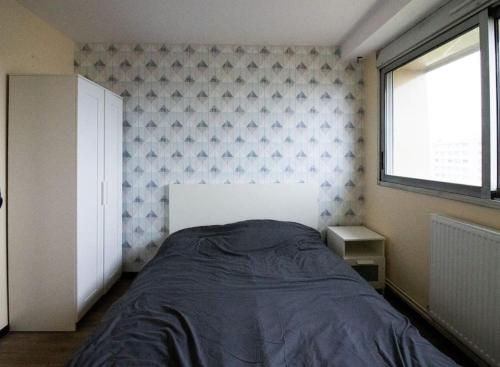 Una cama o camas en una habitación de Logement entier proche de Lyon