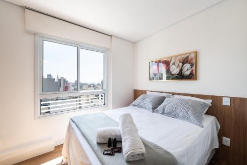 1 dormitorio con cama y ventana grande en EA19 - Studio Moderno Bela Vista Próx Paulista Teatro Renault, en São Paulo