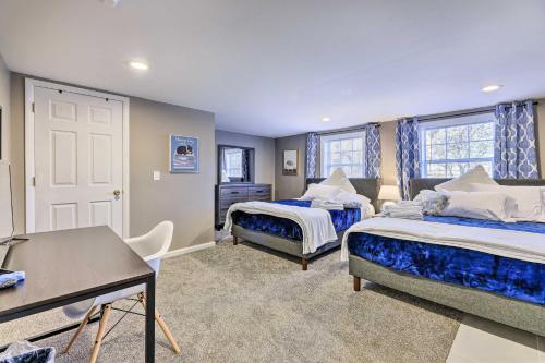 - une chambre avec 2 lits, une table et un bureau dans l'établissement Cozy Newport Cottage Near Stadiums and Downtown, à Newport