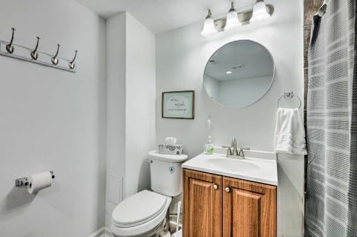 Cozy Newport Cottage Near Stadiums and Downtown في نيوبورت: حمام مع مرحاض ومغسلة ومرآة