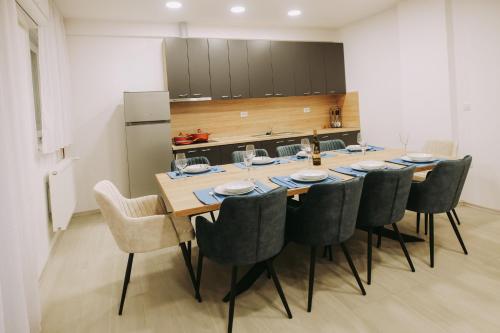a dining room with a table and chairs in a kitchen at Kuća za odmor Tamaris in Vukovar