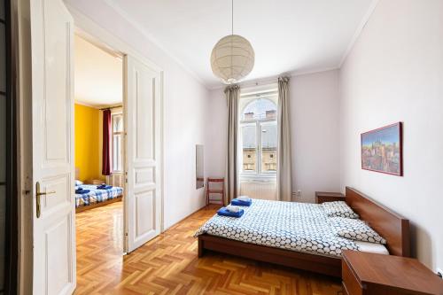ブダペストにあるAlessia Apartment City Centerのベッドルーム1室(青い枕のベッド1台付)