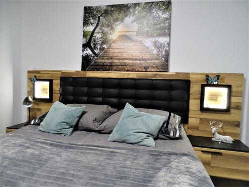 sypialnia z łóżkiem z obrazem na ścianie w obiekcie Góralska Osada Karpacz -Wood House 8 osobowy Dom Lux w mieście Karpacz