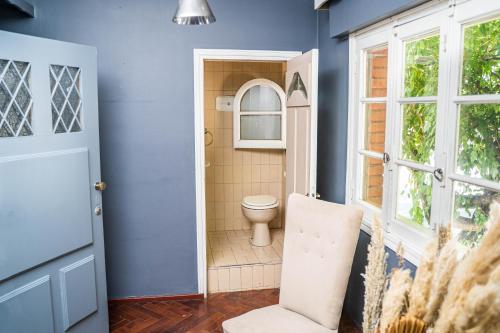 a bathroom with a toilet and a window at Amplio y elegante chalet en la mejor zona de Mendoza in Mendoza