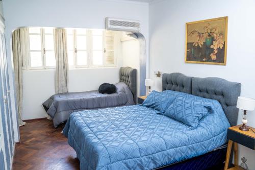 メンドーサにあるAmplio y elegante chalet en la mejor zona de Mendozaのベッドルーム1室(ベッド2台、ソファ付)