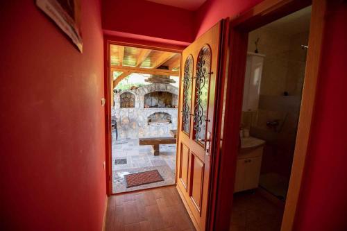 uma porta aberta para um quarto com um pátio em Holiday home in Dobrnic - Dolenjska & Bela krajina Unter- & Weißkrain 26093 em Dobrnič
