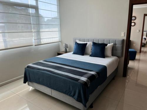Postel nebo postele na pokoji v ubytování Puerto Santa Ana Suites Guayaquil