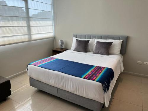 Postel nebo postele na pokoji v ubytování Puerto Santa Ana Suites Guayaquil