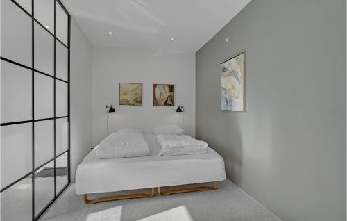 Un pat sau paturi într-o cameră la Gorgeous Apartment In Snderborg With Kitchen
