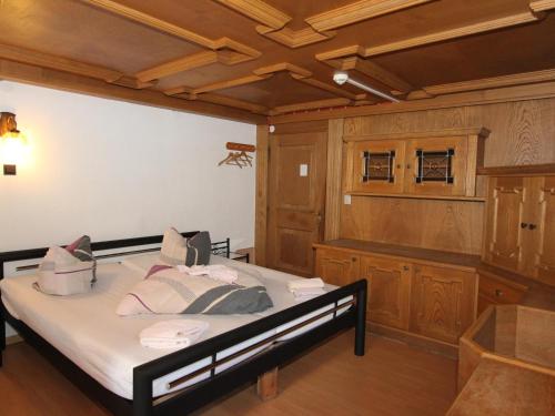 a bedroom with a bed in a room at Bergheimat XL in Winkle