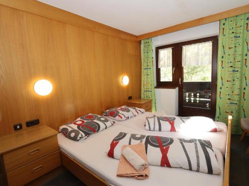a bedroom with two beds and a window at Bergheimat XL in Winkle