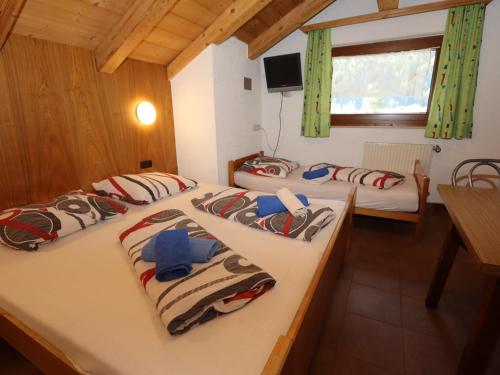 a room with two beds and a television at Bergheimat XL in Winkle