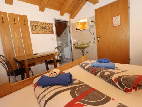 two beds in a room with a sink and a table at Bergheimat L in Winkle