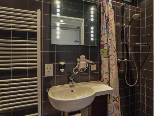 bagno con lavandino e specchio di Uilenpad 16 a Haaren