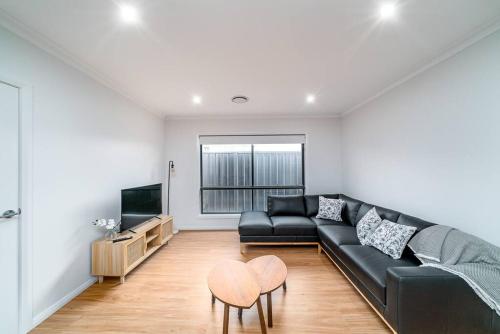 Gallery image of DELETED Brand New Luxury Abode on Shaw in Wagga Wagga