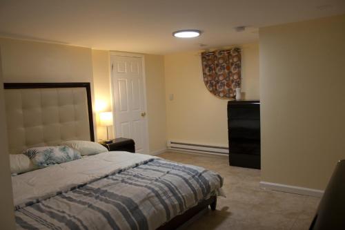 1 dormitorio con 1 cama, vestidor y ventana en Mamas Love Apartment en Newark