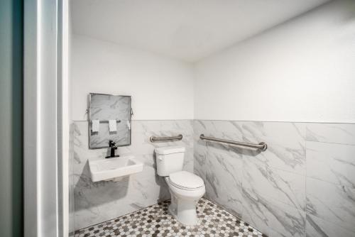 Salle de bains dans l'établissement Aspire Inn Studios & Spas