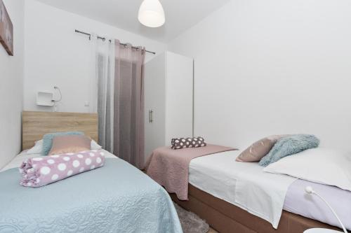 Family-friendly apartments with swimming pool Brodarica - Sibenik - 20248