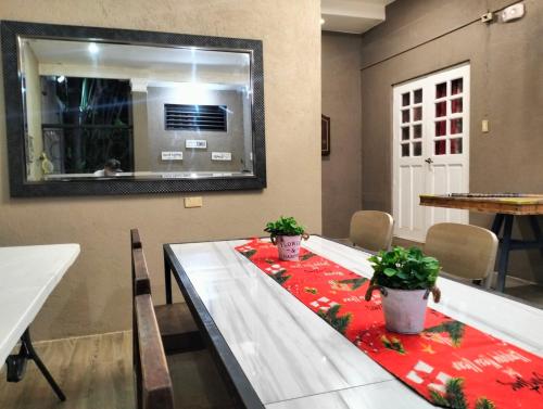 einen Tisch mit zwei Topfpflanzen darüber in der Unterkunft Palazzo 1 HotSpring,3Bedrooms 35to40pax, Pansol Calamba in Pansol