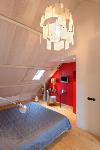 a bedroom with a bed and a chandelier at Restaurant Hotel Buitenlust in Amerongen