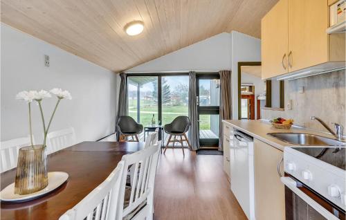 Dapur atau dapur kecil di Lovely Home In Hanstholm With Wifi