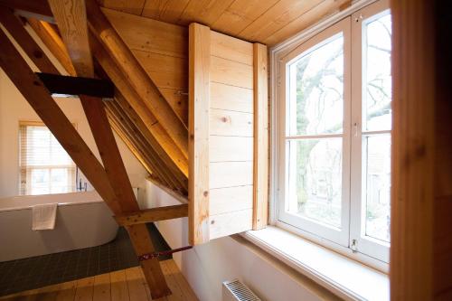 a bathroom with a large window in a cabin at Restaurant Hotel Buitenlust in Amerongen