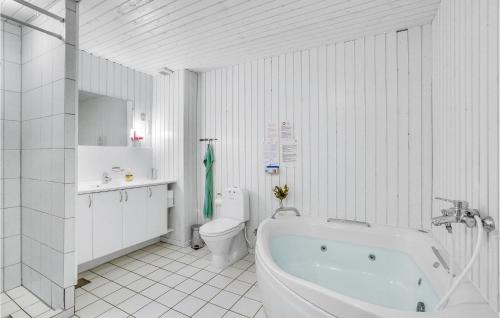 biała łazienka z wanną i toaletą w obiekcie Amazing Home In Rm With Kitchen w mieście Havneby